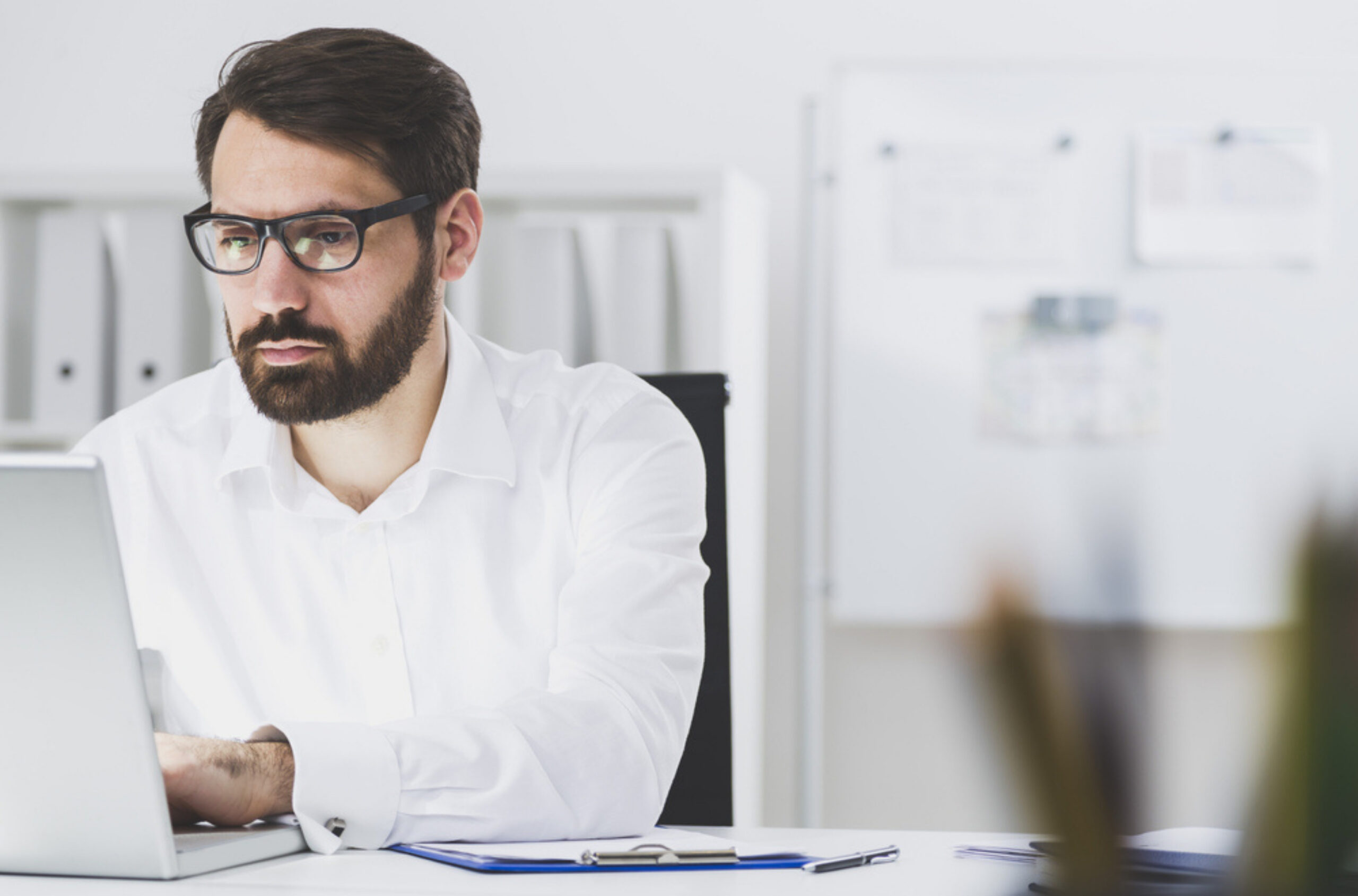 Antreprenor care înființează un SRL