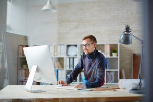 Antreprenor care accesează finanțare online